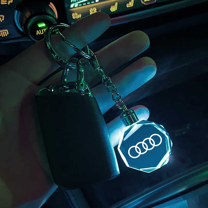 Chaveiro com logotipo automotivo em 3D em cristal